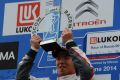 Qing-Hua Ma mit dem Siegerpokal für Platz eins beim Moskau-Rennen der WTCC