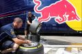 Red-Bull-Mechaniker mit Pirelli-Reifen: Für die Teams sind die Pneus ein hartes Brot