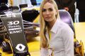Renault-Testfahrerin Carmen Jorda lässt sich den Angriff des Ex-Testers nicht bieten