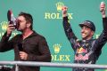Schauspieler Butler trinkt Red Bull, Daniel Ricciardo feiert den Marketing-Triumph