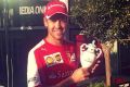 Sebastian Vettel mit dem kleinen Siegerpokal aus Herend-Porzellan
