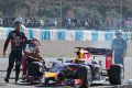 Sinnbild der Testwoche: Daniel Ricciardo entgeistert neben dem rauchenden RB10