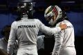 Sinnbild Suzuka: Nico Rosberg mit breitem Rücken und ein geknickter Hamilton