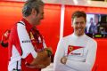 Späßchen mit dem Boss: Ob Vettel da gerade einen italienischen Witz erzählt?