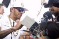 Tattoos und Goldketten: Lewis Hamilton kommt bei vielen Fans gut an