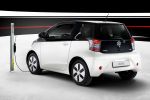 Toyota iQ EV Elektroauto Elektromotor Stadt City Lithium Ionen Batterie Schnellladung CHAdeMO Heck Seite Ansicht