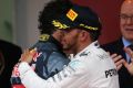 Umarmung der Kontrahenten: Hamilton und Ricciardo schenkten sich nichts