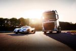 Volvo Trucks LH Lkw vs. Koenigsegg One:1 Megacar Duell