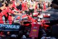 Vor den Augen Laudas feiert Sebastian Vettel den Triumph mit Chef Arrivabene