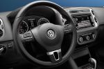 VW Volkswagen Tiguan Exclusive Onroad Sport Style Kompakt Nappaleder Almadinrot Cool Leather Interieur Innenraum Cockpit Lenkrad