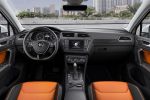 VW Volkswagen Tiguan R-Line 2016 Sportpaket Exterieurpaket Interieurpaket Kompakt SUV Offroad TSI BiTDI Turbodiesel 4MOTION Allrad Rad Felgen Sebring Suzuka Sportsitze Interieur Innenraum Cockpit
