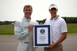 Mercedes-Benz SLS AMG Roadster Weltrekord Golfball Golfabschlag 6.3 V8 Fang David Coulthard Jake Sheperd Guinness World Record Buch der Rekorde
