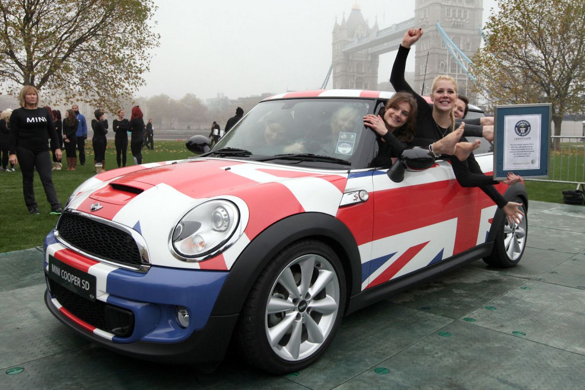 Mini: Wie viele Personen passen tatsächlich in die britische Ikone ...
