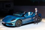 BYD-Chefdesigner Wolfgang Egger mit dem Denza Z Spider.