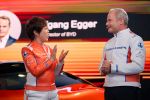 BYD Executive Vice-President Stella Li und BYD-Chefdesigner Wolfgang Egger im Austausch über den Denza Z.